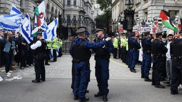 Pro-Israel and pro-Palestinian supporters outside Downing Street (09/09/15)