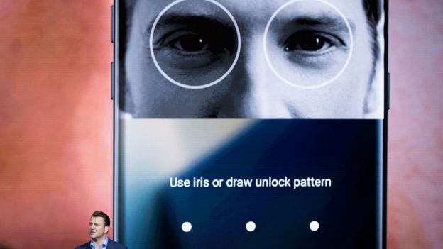 Justin Denison, vicepresidente de estrategia de producto de Samsung, presenta el desbloqueo con escáner de ojos.