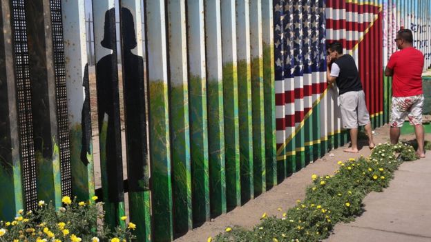 Valla fronteriza entre México y EE.UU.