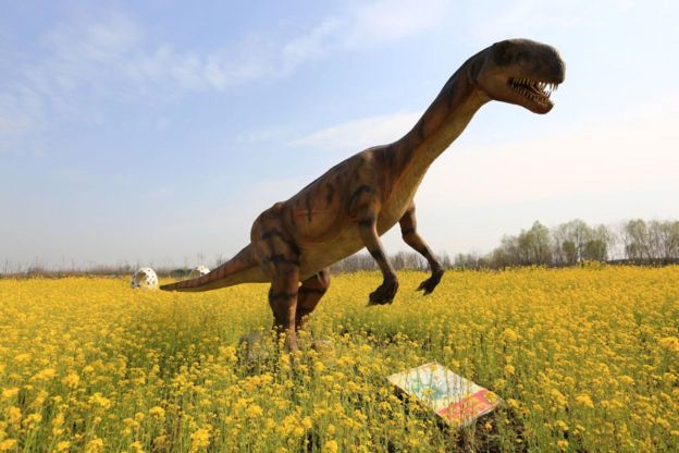 சீனாவில் மலர் தோட்டத்தில் தத்ரூப டைனோசர்கள் (புகைப்படத்தொகுப்பு)