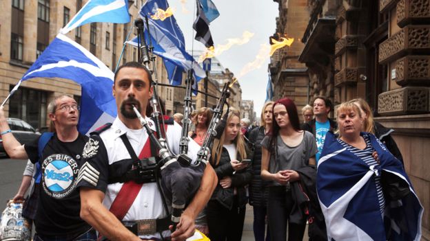 Apoiadores da independência escocesa marcham en Glasgow