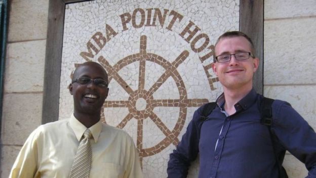 Henrik Jeppesen frente a un hotel en Monrovia, Liberia