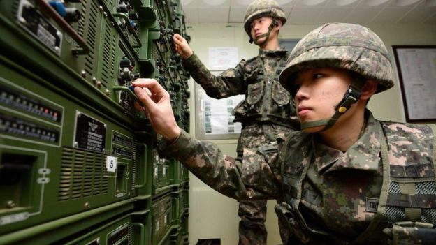 Lính Hàn Quốc kiểm tra hệ thống loa to để tuyên truyền hướng sang Bắc Triều Tiên bên kia giới tuyến