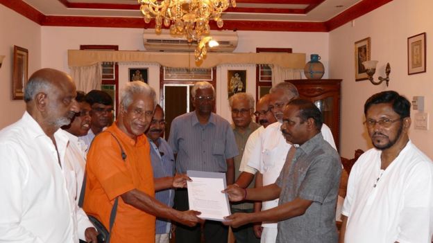 இந்தியத் துணைத் தூதரிடம் மனுக்கொடுக்கும் கட்சிப் பிரதிநிதிகள்