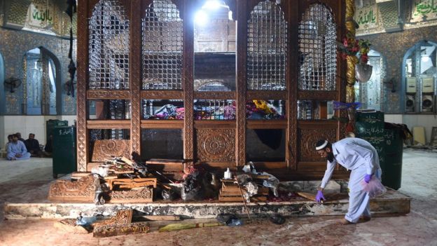 تنظيم الدولة الإسلامية يتبنى تفجير ضريح صوفي أودى بحياة العشرات في باكستان