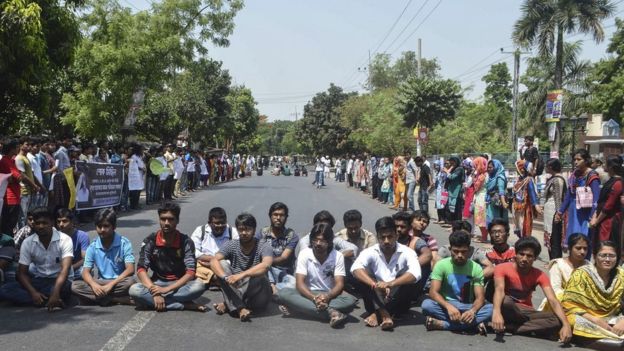 Bangladeshi students protest in Rajshahi on April 24, 2016 a day after unidentified attackers hacked to death a university professor.