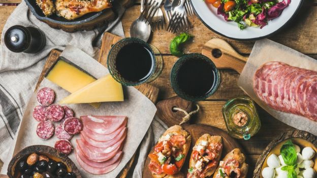Mesa e taças de vinho