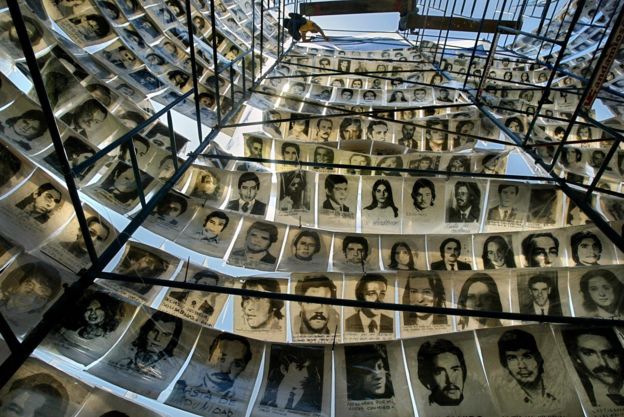 Torre con fotos de personas que desparecieron durante el régimen militar argentino.