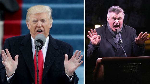 Donald Trump dando un discurso durante el discurso inaugural y Alec Baldwin imitándolo en una protesta organizada la noche anterior.