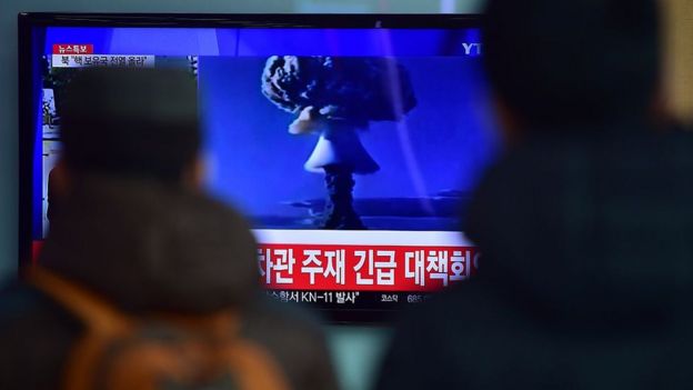 Personas en Corea del Sur siguen en televisión el ensayo con una bomba de hidrógeno
