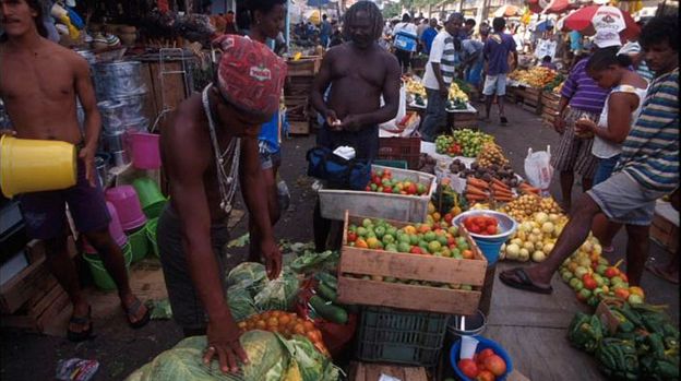 Trabalhadores em feira de Salvador, Bahia