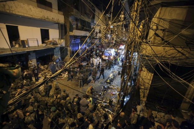 Lebanese army and civilians gather near the site of a twin suicide bomb attack in Beirut (12 November 2015)
