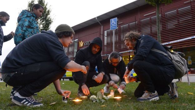 Candles are lit outside school in Trollhattan, Sweden (22 October 2015)