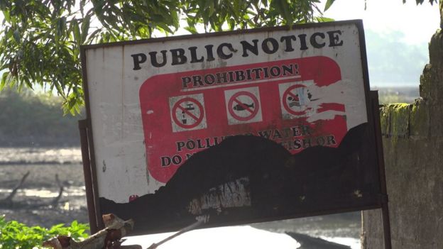 Placa informa que está proibido beber, pescar ou nadar na água.
