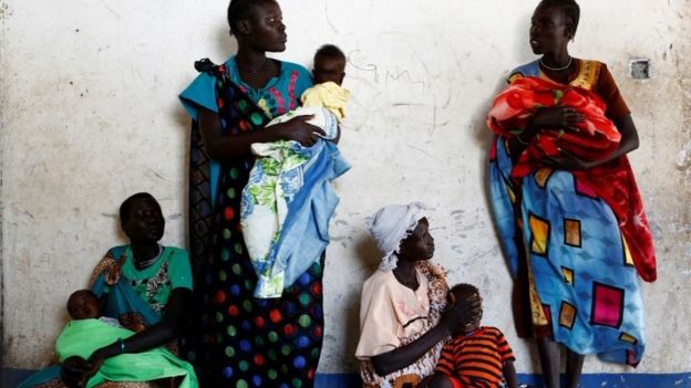 Güney Sudan'da kadınlar UNICEF destekli sağlık taraması için bekliyorlar