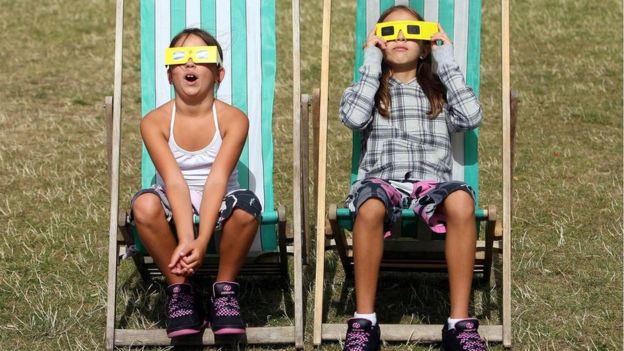 Niños con gafas mirando un eclipse