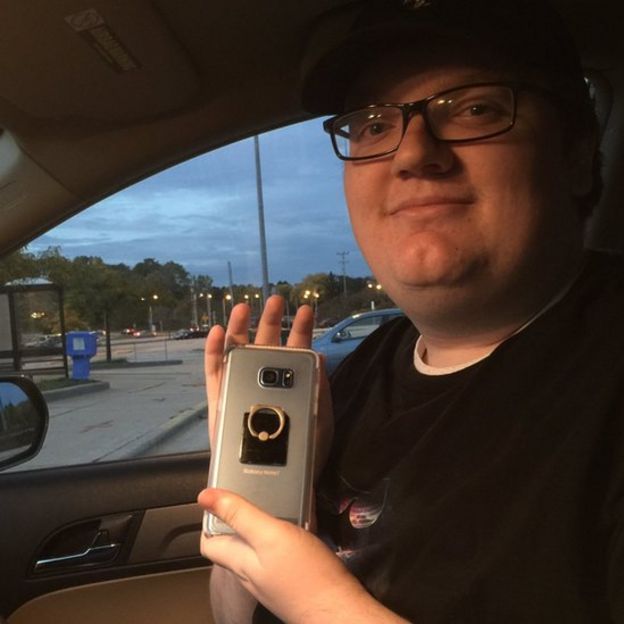 Un usuario de Wisconsin sosteniendo su Galaxy Note 7
