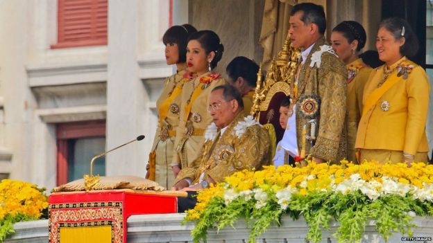 Thailand's King Bhumibol Adulyadej surrounded by his family on his 85th birthday (December 2012)