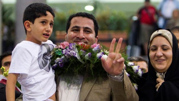 Shahram Amiri con su familia al regresar a Teherán en 2010.
