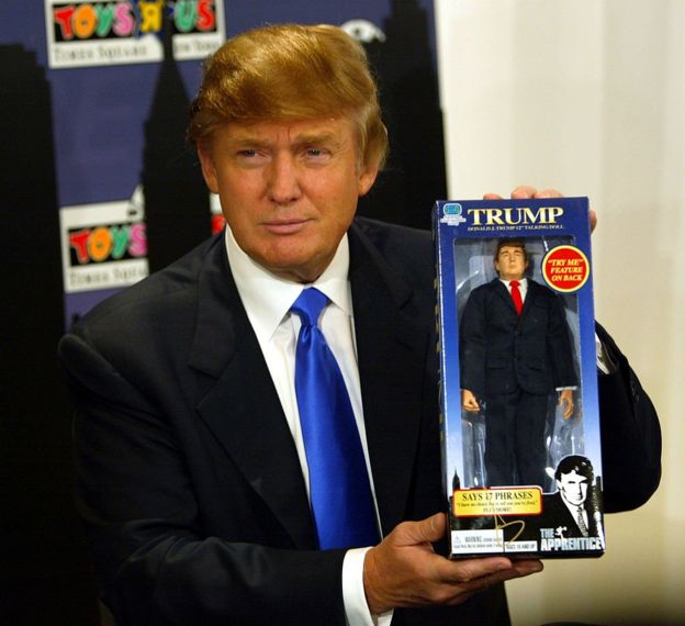 Trump mostrando un muñeco de Trump, en 2004