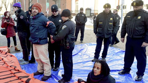 Un hombre es arrestado y esposado por la policía durante una protesta para expigir un cambio en el nombre de Calhoun College
