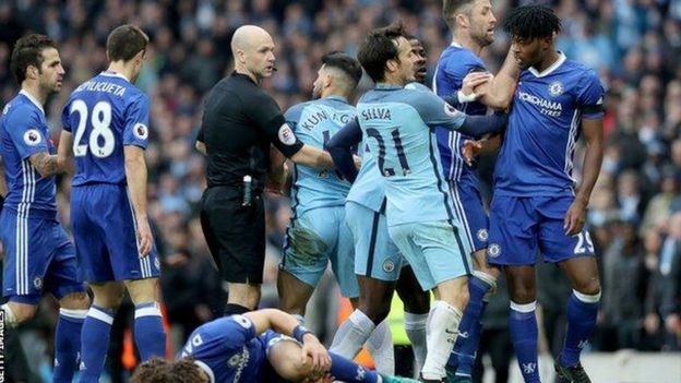 Wachezaji wa Chelsea wakikabiliana na wenzano wa Manchester City katika mechi hiyo ya siku ya Jumamosi