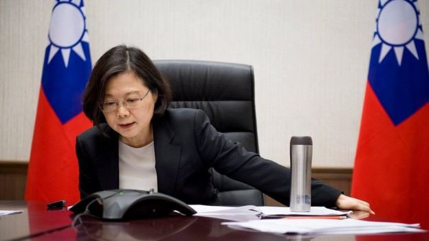 Ofisi ya rais wa Taiwan ilitoa picha ikionyesha Rais Tsai Ing-we akiongea kwa simu na Trump
