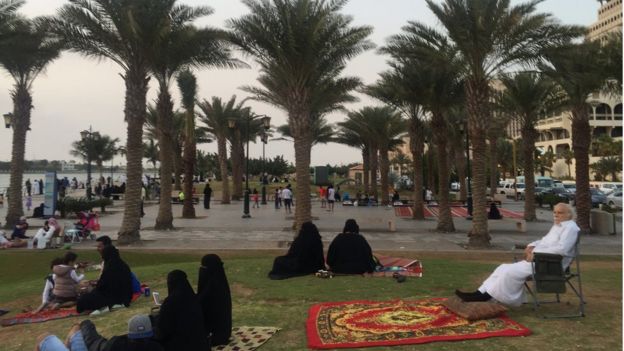 سعوديون يجلسون في حديقة