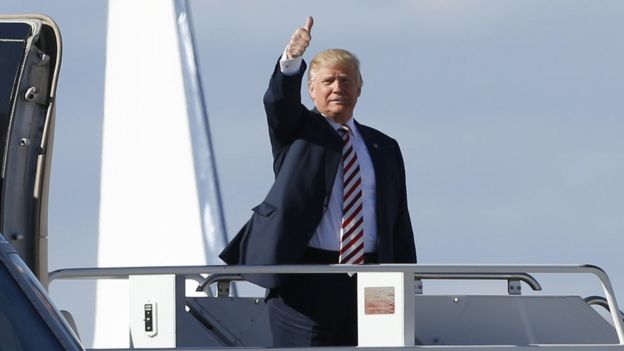 Donald Trump boards a plane in Colorado
