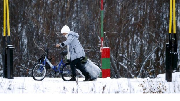 Una inmigrante con una bicicleta en noviembre de 2015