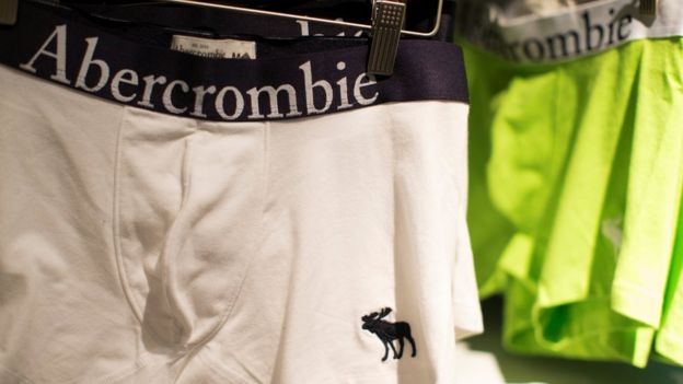 Ropa interior masculina con la marca Abercrombie escrita en grandes letras.