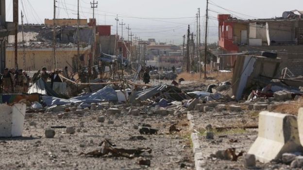 Kurdish Peshmerga fighters enter the town of Sinjar (11 November 2016)