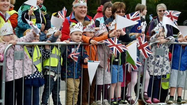 Children wait for the Queen in Tweedbank