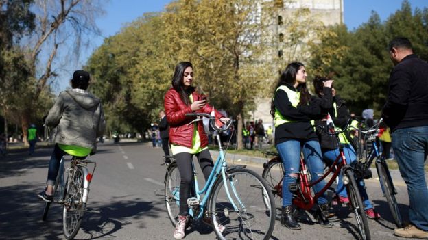 مجموعة من الشباب يستخدمون هواتف ذكية