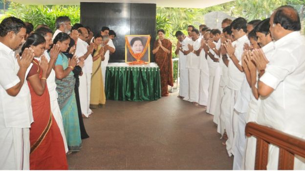 போஸ் கார்டன் இல்லத்தில் ஜெயலலிதாவின் படத்திற்கு சசிகலா தலைமையில் அஞ்சலி செலுத்தும் அமைச்சர்கள்