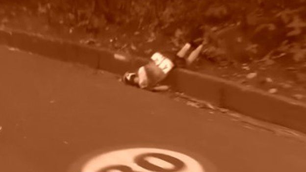 Annemiek van Vleuten yace torcida en la carretera después del accidente.