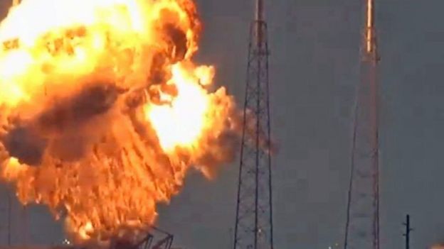 La explosión del cohete Falcon 9 de la empresa espacial comercial SpaceX, en Cabo Cañaveral, Florida, 1 de septiembre de 2016