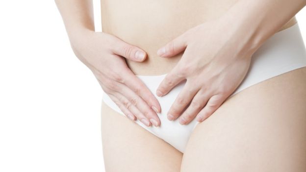 Mujer en bragas.