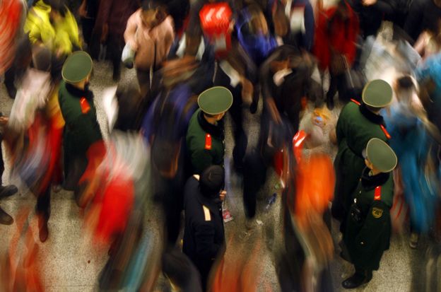 Multitud en una estación de buses.