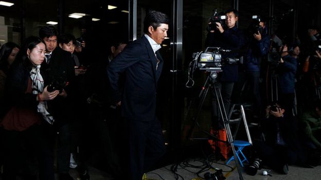 Ko Young-tae speaks to members of the media at the prosecutor's office where he appeared in connection with the alleged influence-peddling scandal involving Choi Soon-sil on 31 October 2016 in Seoul, South Korea.