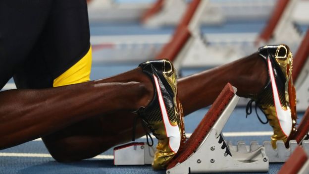 Las zapatillas de Usain Bolt en el momento de estar colocado en tacos antes de la salida