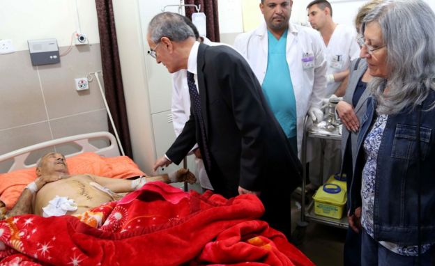 El gobernador de la provincia de Kirkuk, Najm al-Din Karim, visitas las víctimas heridas en los ataques de EI, el 24 de octubre, 2016.