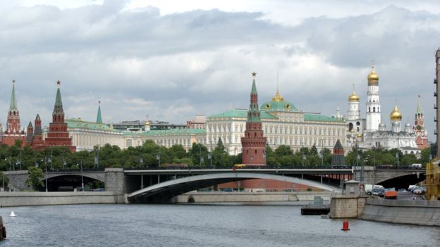 Những ngôi sao đỏ trên điện Kremlin đến từ một nhà máy thủy tinh ở gần đường ray