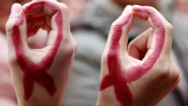 Mãos com símbolos de luta contra o HIV