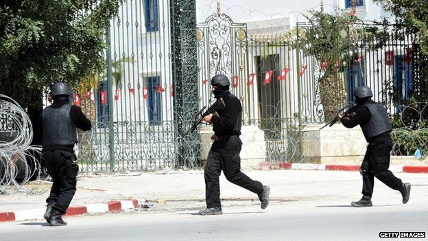 Tunisian security forces secure the area after gunmen attacked Bardo Museum on 18 March 2015