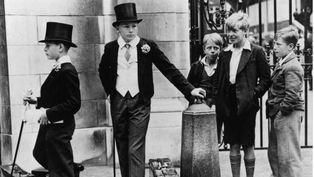 Niños rubios vestidos de manera elegante a la usanza de principios del siglo XX.