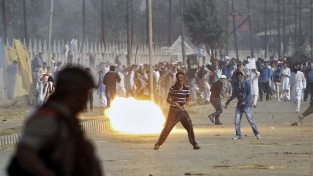 A teargas shell fired by Indian police explodes during a protest by Kashmiri demonstrators after Eid al-Adha prayers in Srinagar September 25, 2015.