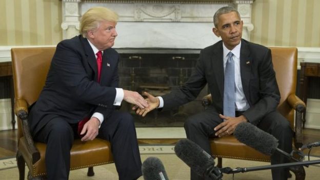 Trump y Obama se saludan en la Casa Blanca.