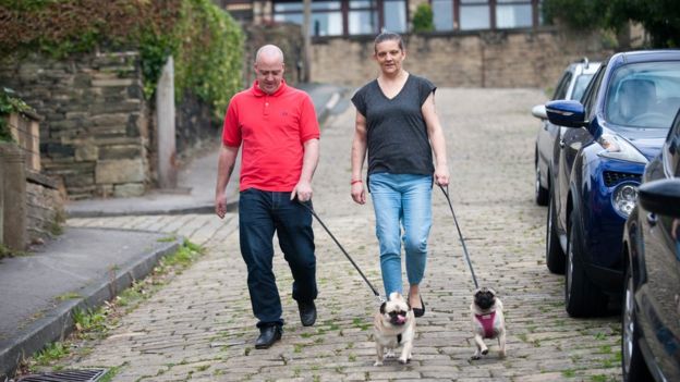 Mandy y John caminan con sus perros cerca de casa en Huddersfield