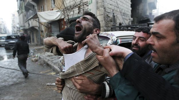 Pai reage à morte de seus filhos em ataque aéreo em Aleppo